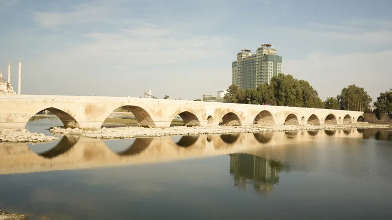 Seyhan Nehri üzerindeki Taşköprü