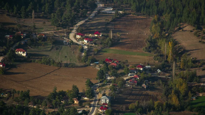 Toroslarda dağ köyü, havadan görünüm